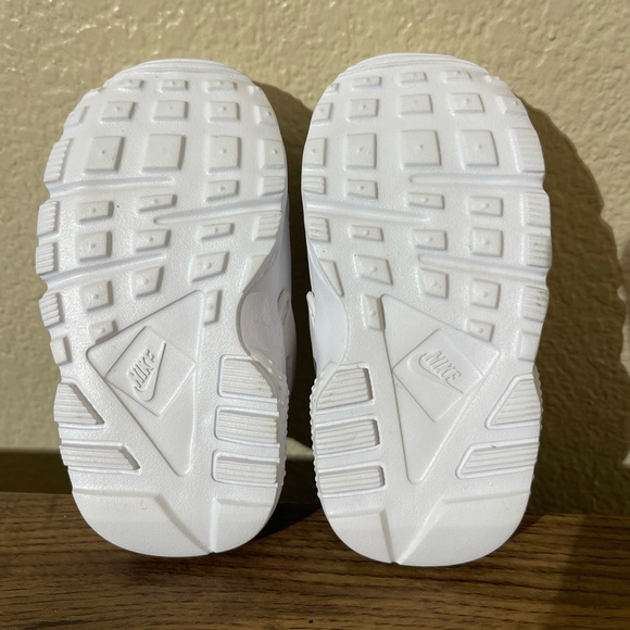 Nike Kids White Sneakers - Picture 8 of 9